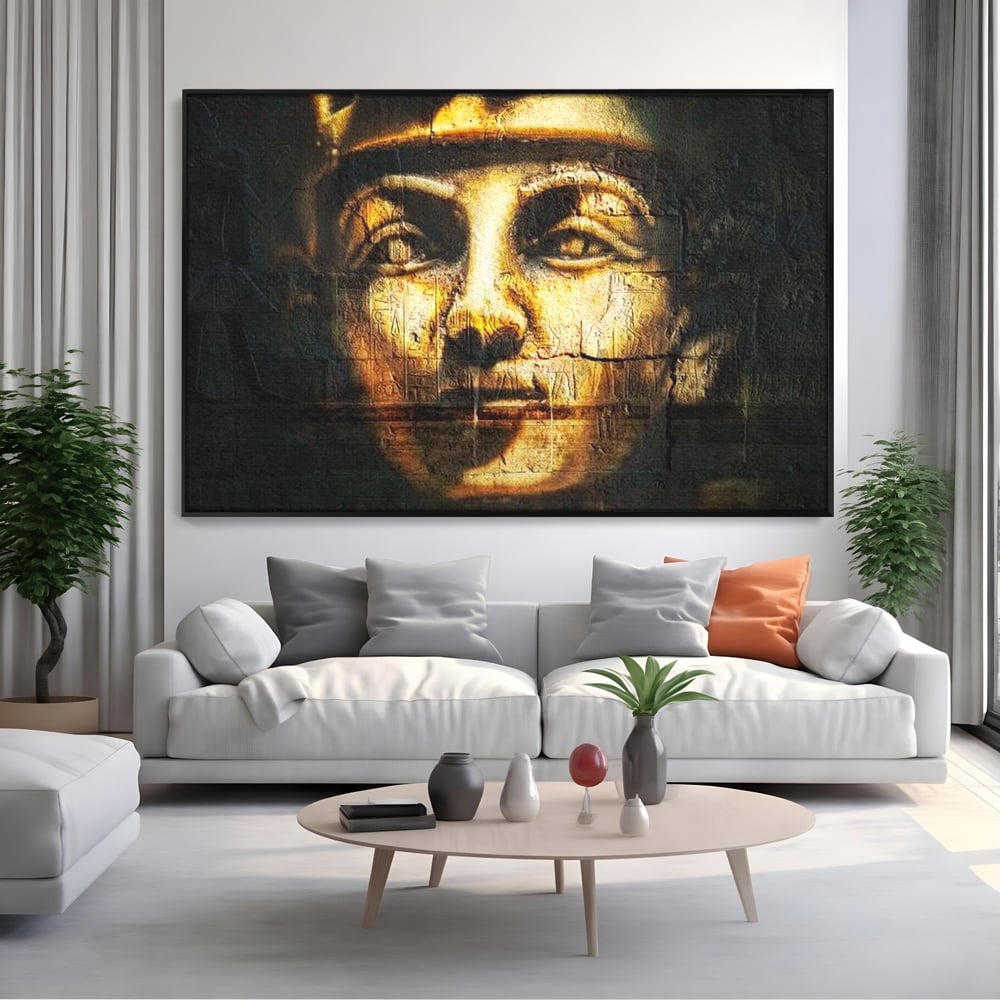 Tablou canvas cu tablou canvas cu chipul unui faraon, in rama de aluminiu negru, pe perete intr-un living